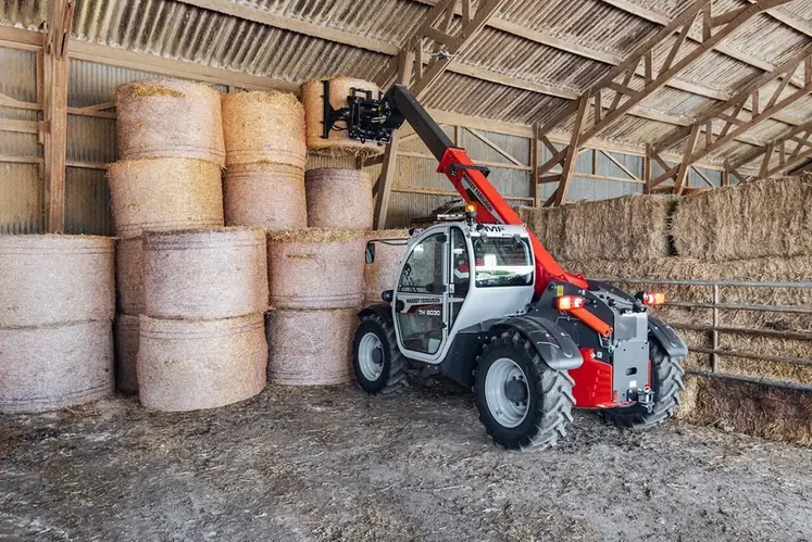 <em class="placeholder">Chariot télescopique Massey Ferguson TH avec la transmission à variation continue Dyna-CT au chargement de balles de foin</em>