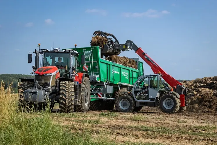 <em class="placeholder">Chariotstélescopique Massey Ferguson TH avec la transmission à variation continue Dyna-CT au chargement de fumier.</em>