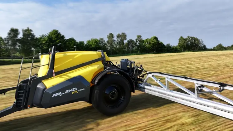 <em class="placeholder">Pulvérisateur traîné Arland XR en action</em>
