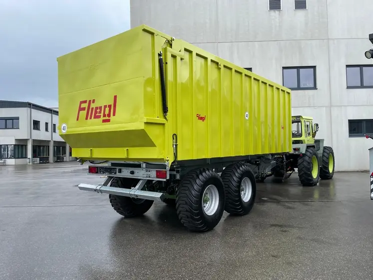 <em class="placeholder">Benne à fond poussant Fliegl</em>