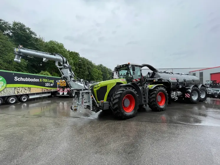 <em class="placeholder">Tracteur Claas Xerion attelé à une tonne à lisier Stapel dotée du télégonflage et d'essieux directionnels pour épandre en crabe. </em>