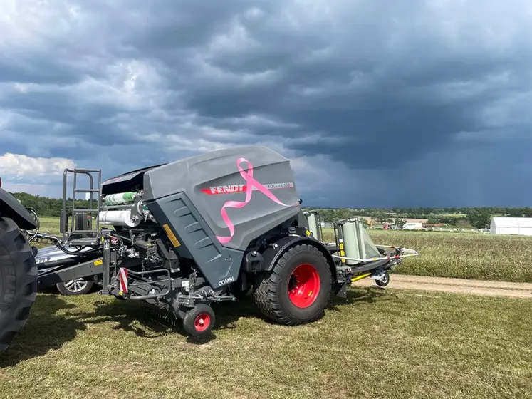 <em class="placeholder">Presse enrubanneuse Fendt Rotana Combi exposée au Salon de l'herbe 2025</em>