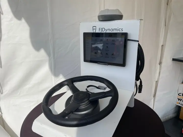 <em class="placeholder">Système d'autoguidage adaptable FJDynamics.</em>
