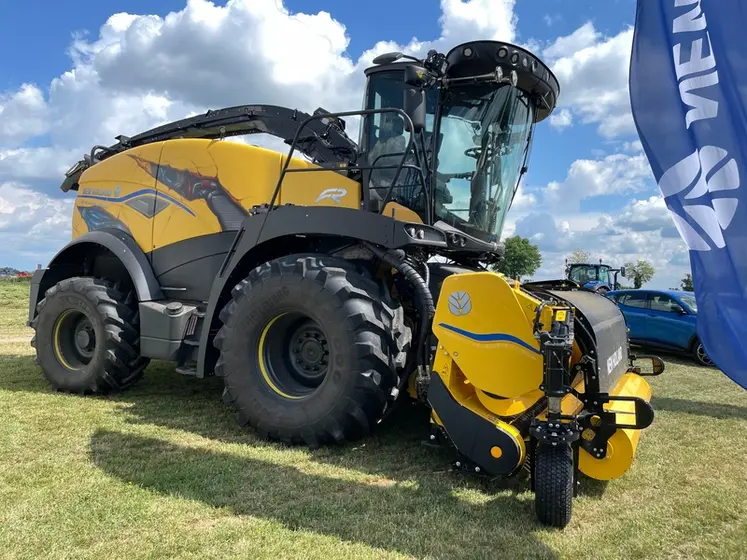 <em class="placeholder">Ensileuse New Holland FR Forage Cruiser exposée au Salon de l'herbe 2025</em>