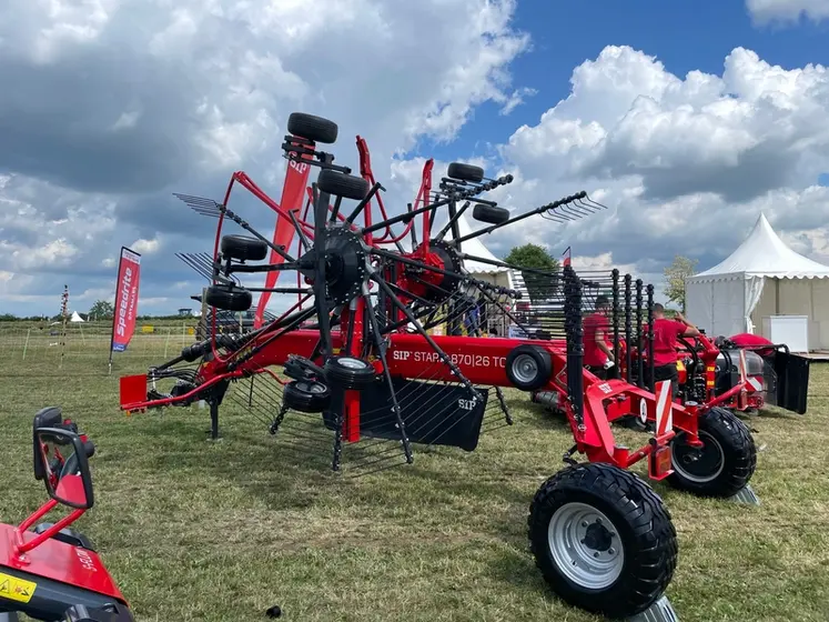 <em class="placeholder">Andaineur double SIP à andain central exposé au Salon de l&#039;herbe 2025</em>