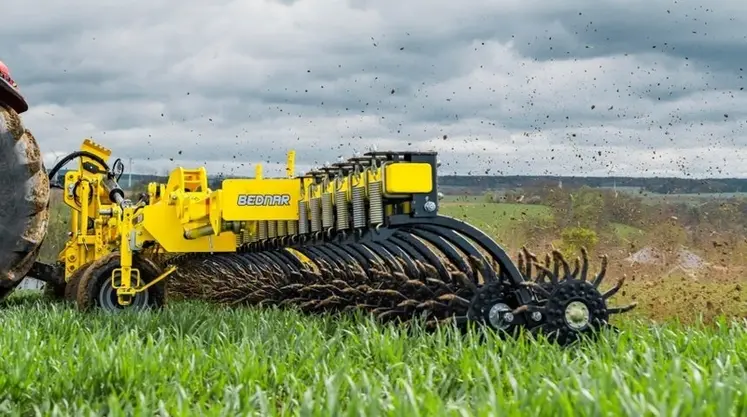 <em class="placeholder">Houe rotative Bednar Roto-Master RMN dans un champ de céréales</em>