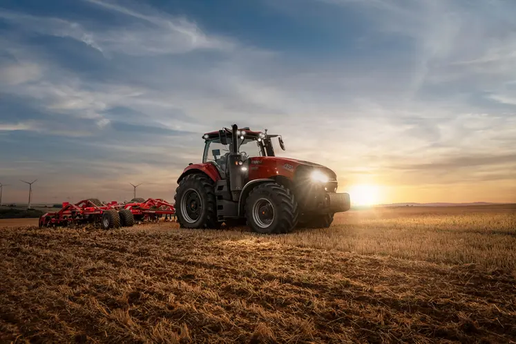 <em class="placeholder">Tracteur Case IH Magnum avec un déchaumeur à dents Horsch</em>