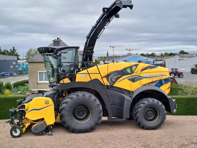 <em class="placeholder">Vue latérale de l&#039;ensileuse New Holland FR Forage Cruiser année modèle 2025 customisée par AF CUSTOM Aerographe-Fockeur </em>