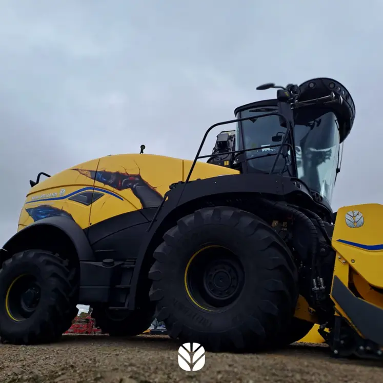 <em class="placeholder">Vue côté droit de l&#039;ensileuse New Holland FR Forage Cruiser année modèle 2025 version customisée par AF CUSTOM Aerographe-Fockeur </em>