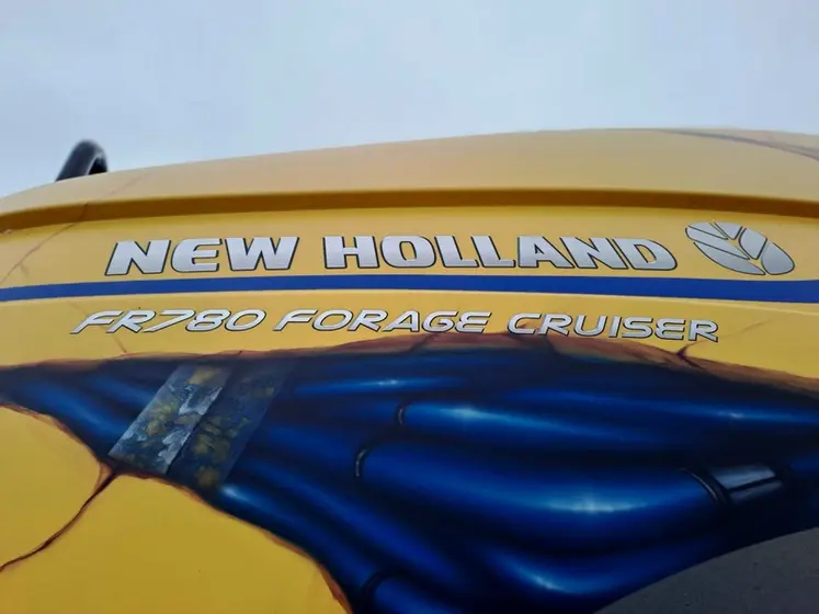 <em class="placeholder">Vue de l&#039;ensileuse New Holland FR Forage Cruiser année modèle 2025 customisée par AF CUSTOM Aerographe-Fockeur </em>