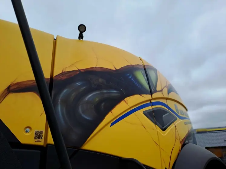 <em class="placeholder">Vue côté gauche de l&#039;ensileuse New Holland FR Forage Cruiser année modèle 2025 version customisée par AF CUSTOM Aerographe-Fockeur </em>