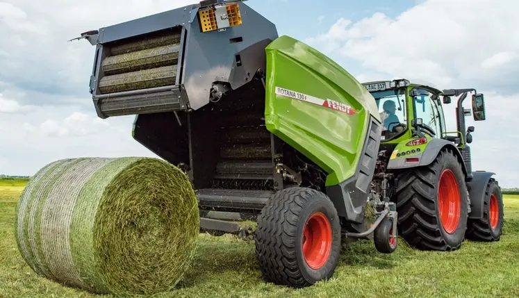 <em class="placeholder">Presse à balles rondes à chambre fixe Fendt Rotana 130 F avec tracteur Fendt</em>