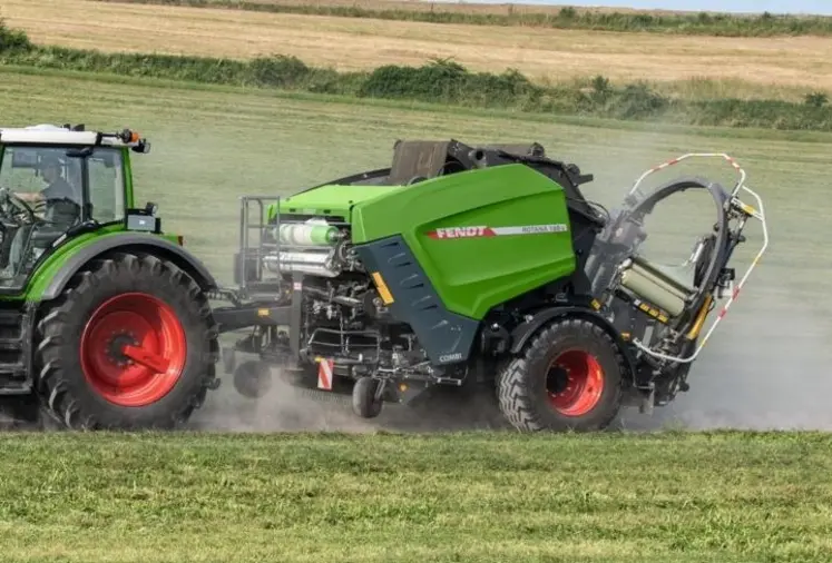 <em class="placeholder">Presse enrubanneuse Rotana Combi au champ avec un tracteur Fendt</em>