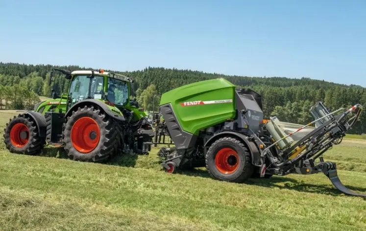 <em class="placeholder">Presse enrubanneuse Rotana Combi au champ avec un tracteur Fendt</em>