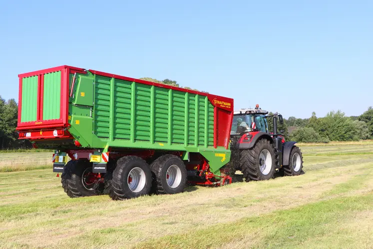 <em class="placeholder">Remorque autochargeuse Strautmann Magnon 9-410 DO dans un champ avec tracteur Massey Ferguson</em>