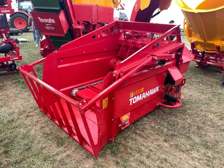 <em class="placeholder">Pailleuse Teagle 6100H à entraînement hydraulique spéciale valet de ferme et chargeur frontal exposée au Salon de l'herbe 2025</em>
