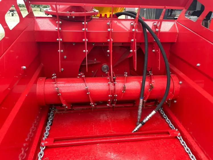 <em class="placeholder">Vue du démêleur de la pailleuse Teagle 6100H à entraînement hydraulique spéciale valet de ferme et chargeur frontal exposée au Salon de l&#039;herbe 2025</em>