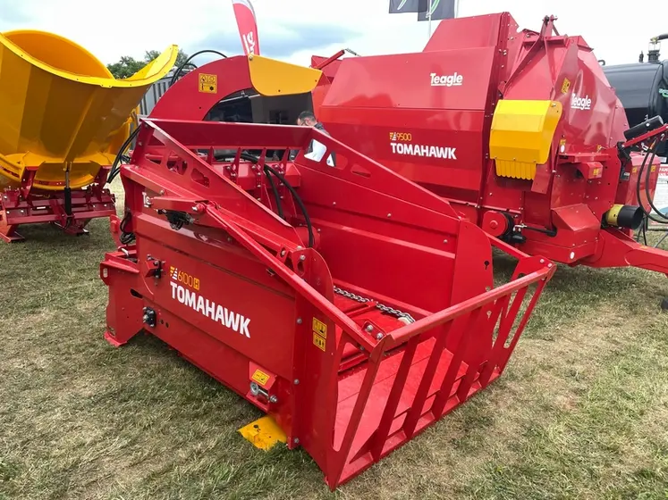 <em class="placeholder">Pailleuse Teagle 6100H à entraînement hydraulique spéciale valet de ferme et chargeur frontal exposée au Salon de l'herbe 2025</em>