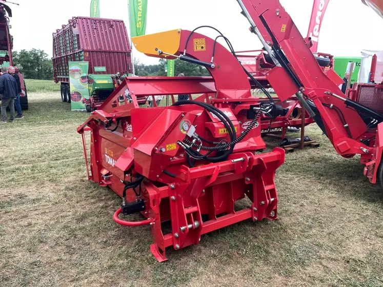 <em class="placeholder">Pailleuse Teagle 6100H à entraînement hydraulique spéciale valet de ferme et chargeur frontal exposée au Salon de l'herbe 2025</em>
