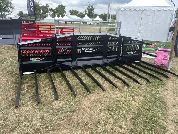 <em class="placeholder">Fourche à ensilage SlurryKat spéciale grosse chargeuse exposée au Salon de l'herbe 2025</em>