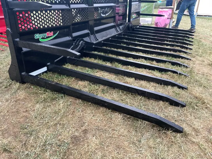 <em class="placeholder">Fourche à ensilage SlurryKat spéciale grosse chargeuse exposée au Salon de l'herbe 2025</em>