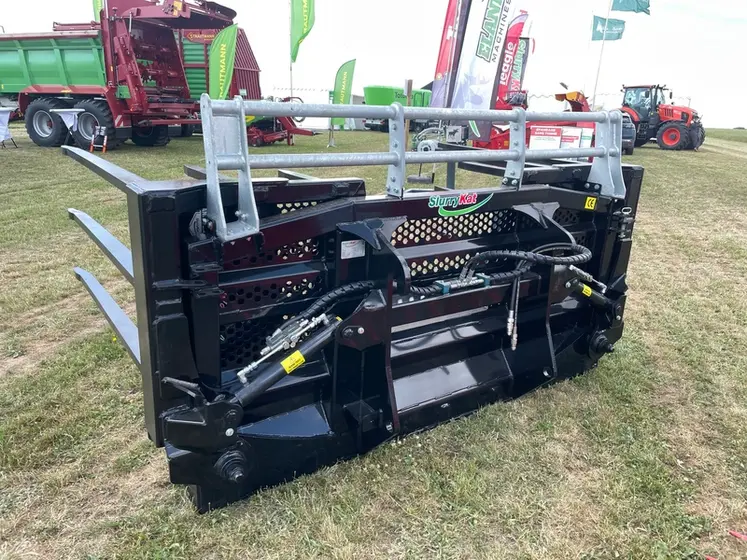 <em class="placeholder">Fourche à ensilage SlurryKat spéciale grosse chargeuse exposée au Salon de l'herbe 2025</em>