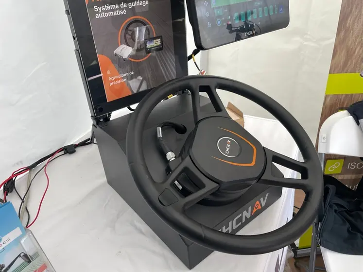 <em class="placeholder">Volant électrique du système de guidage automatique NX612 de CHC Nav vendu en France par Evo'Mat</em>