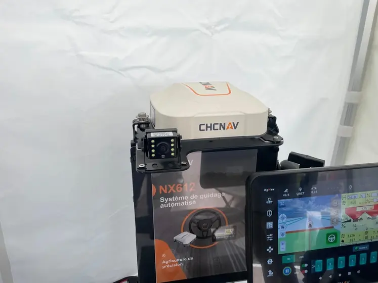 <em class="placeholder">Récepteur GNSS du système de guidage automatique NX612 de CHC Nav vendu en France par Evo'Mat</em>