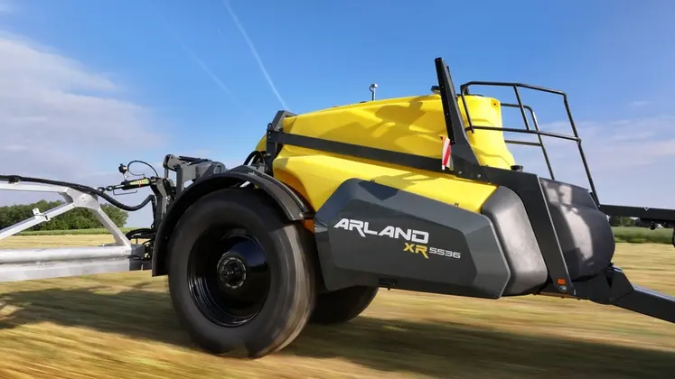 <em class="placeholder">Pulvérisateur traîné Arland XR en action</em>