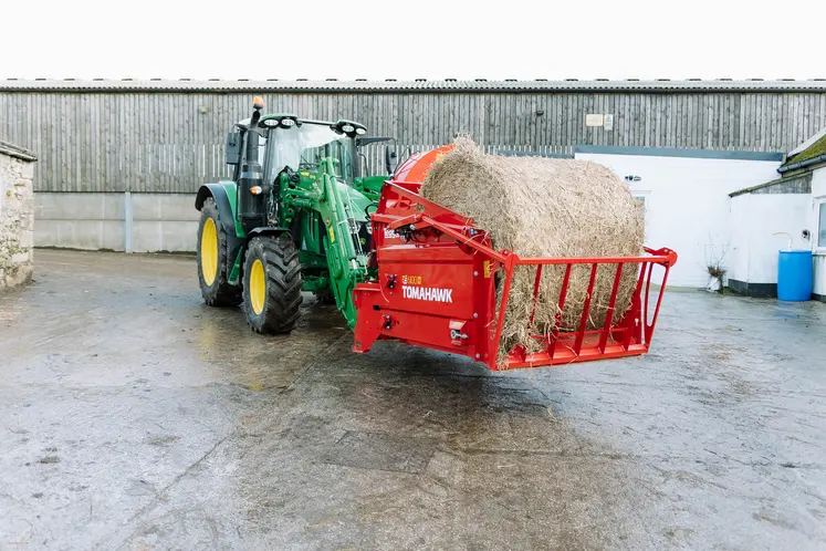 Pailleuse Teagle 6100H sur chargeur frontal avec tracteur agricole John Deere
