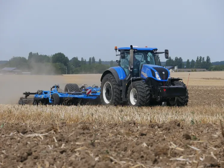   Tracteur dans un champ 