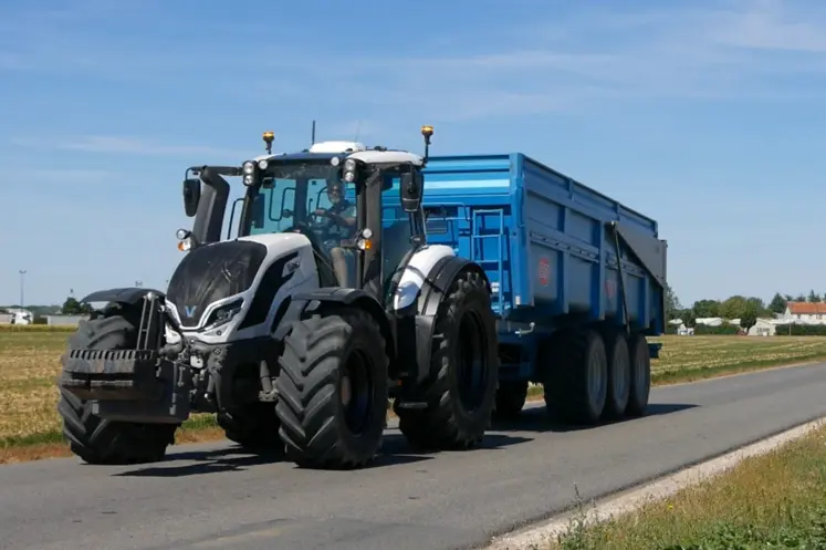 Tracteur Valtra et benne Maupu sur la route