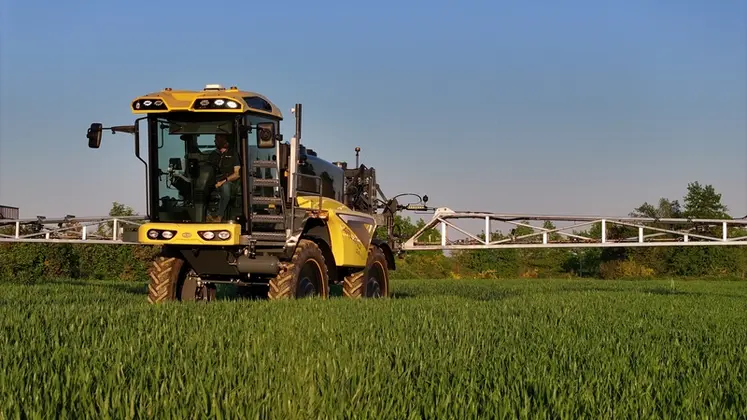 <em class="placeholder">Pulvérisateur automoteur Arland GR en action.</em>