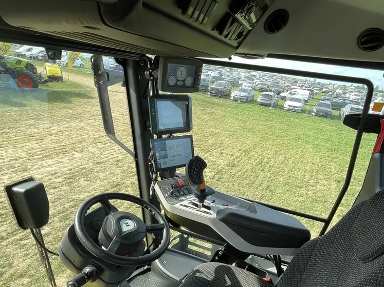 <em class="placeholder">Cabine du pulvérisateur automoteur Arland GR.</em>