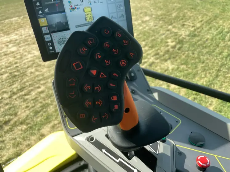 <em class="placeholder">Joystick en cabine du pulvérisateur automoteur Arland GR.</em>
