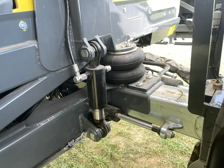 <em class="placeholder">Cousin d'air et vérin hydraulique pour l'amortissement du pulvérisateur automoteur Arland GR.</em>