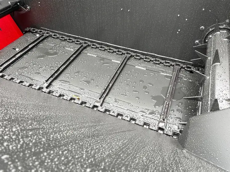 <em class="placeholder">Tapis à chaînes et barrettes du godet désileur MX GDT.</em>
