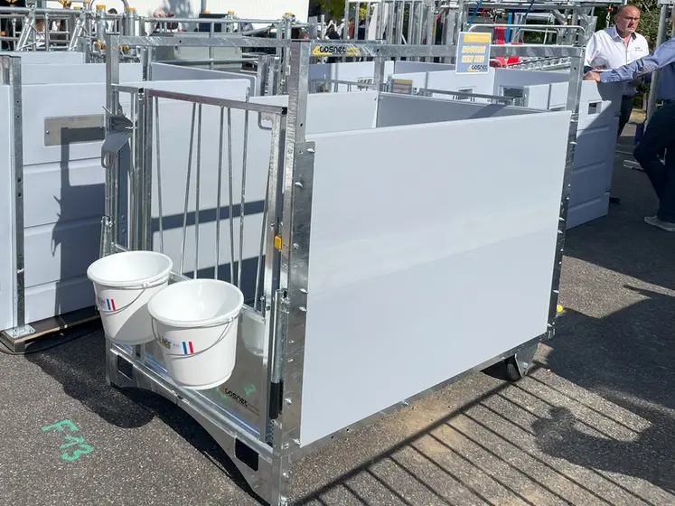 <em class="placeholder">Box à veau roulant de Cosnet avec porte-seaux exposé au Space 2024</em>