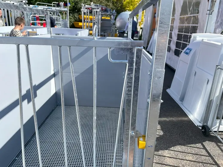 <em class="placeholder">Verrou d&#039;ouverture MVE de box à veau roulant de Cosnet exposé au Space 2024</em>