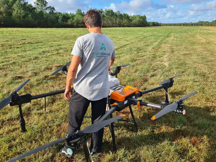 <em class="placeholder">Gros drone agricole porteur AG100 d&#039;Agrodrone</em>