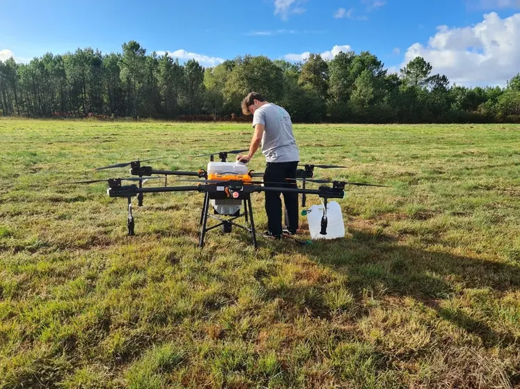 <em class="placeholder">Gros drone agricole porteur AG100 Agrodrone</em>