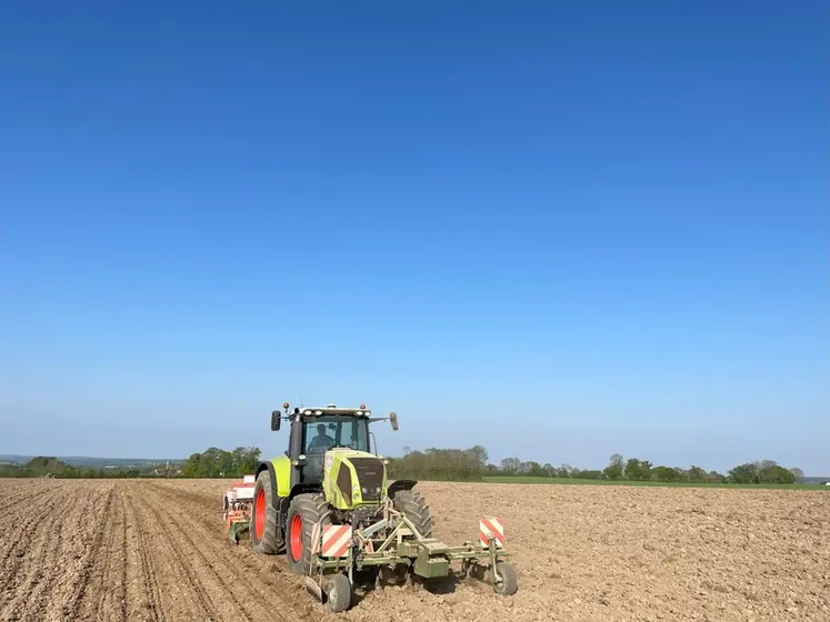 <em class="placeholder">Tracteur Claas Axion 810 équipé du système de guidage automatique FJDynamics au semis de maïs en combiné </em>