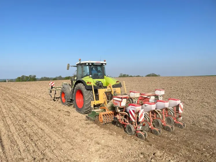 <em class="placeholder">Tracteur Claas Axion 810 équipé du système de guidage automatique FJDynamics au semis de maïs en combiné </em>