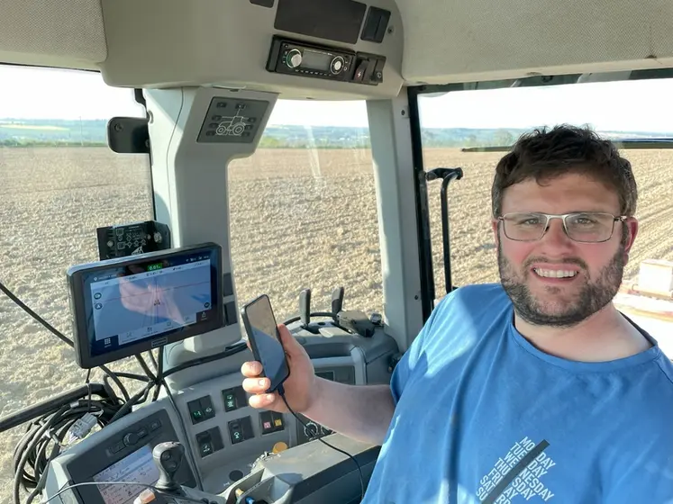 <em class="placeholder">Charly Scaramuccia, associé du Gaec Le Moulin à vent d'Amayé-sur-Seulles dans le Calvados, dans la cabine de son tracteur Claas Axion 810 équipé du système de guidage ...</em>