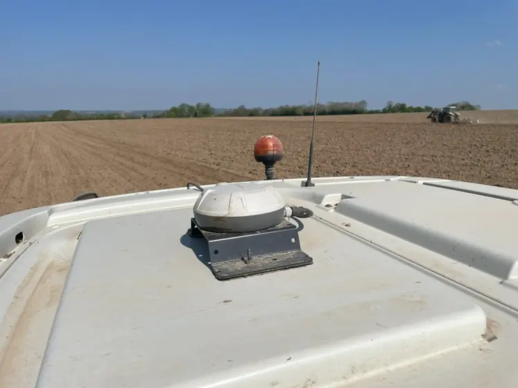 <em class="placeholder">Récepteur GNSS du système de guidage automatique FJDynamics</em>