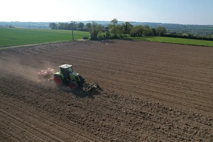 <em class="placeholder">Tracteur Claas Axion 810 équipé du système de guidage automatique FJDynamics au semis de maïs en combiné </em>