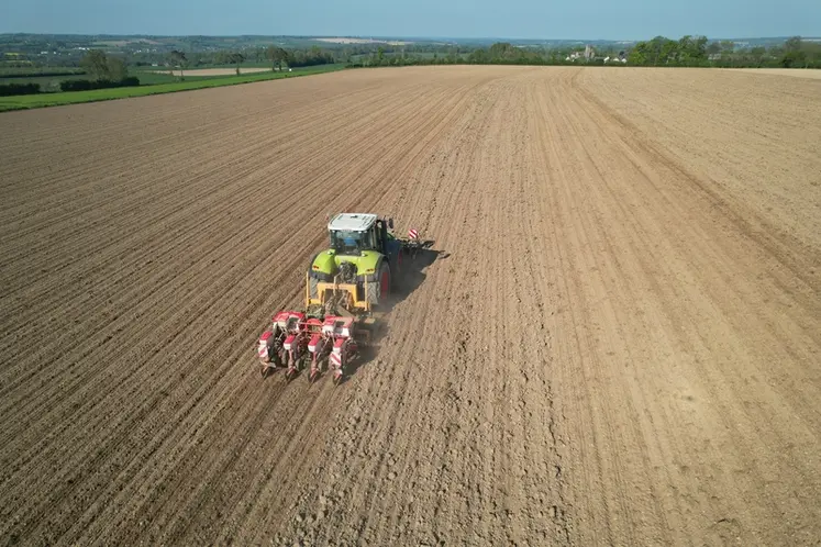 <em class="placeholder">Tracteur Claas Axion 810 équipé du système de guidage automatique FJDynamics au semis de maïs en combiné </em>