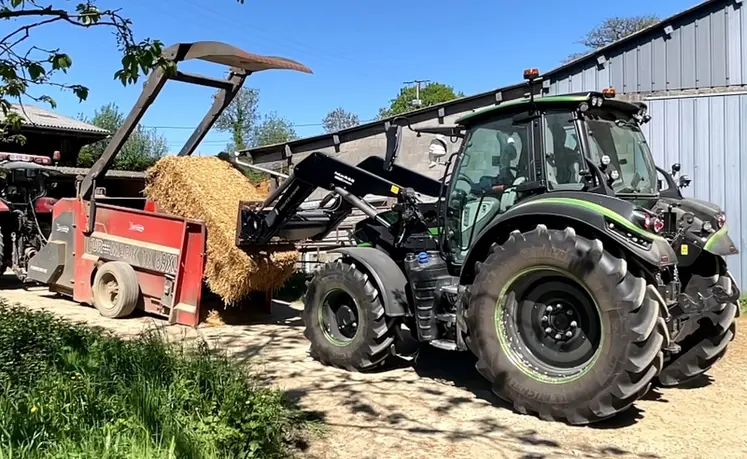 <em class="placeholder">Tracteur Deutz-Fahr 6140.4 TTV avec chargeur Stoll Isobus déposant une balle de paille dans une pailleuse Euromark.</em>
