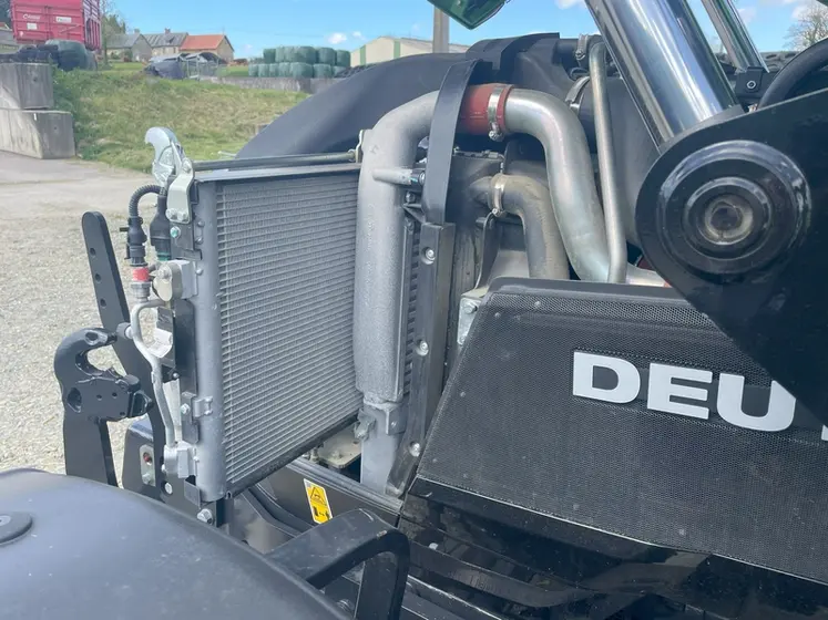 <em class="placeholder">Vue du condenseur de climatisation du tracteur Deutz-Fahr 6140.4 TTV </em>
