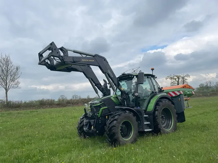 <em class="placeholder">Tracteur Deutz-Fahr 6140.4 TTV avec chargeur frontal Stoll Isobus et épandeur d&#039;engrais Amazone</em>
